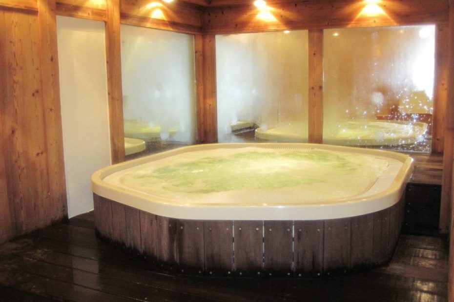 Lincoln City Hotels with Hot Tubs in room
